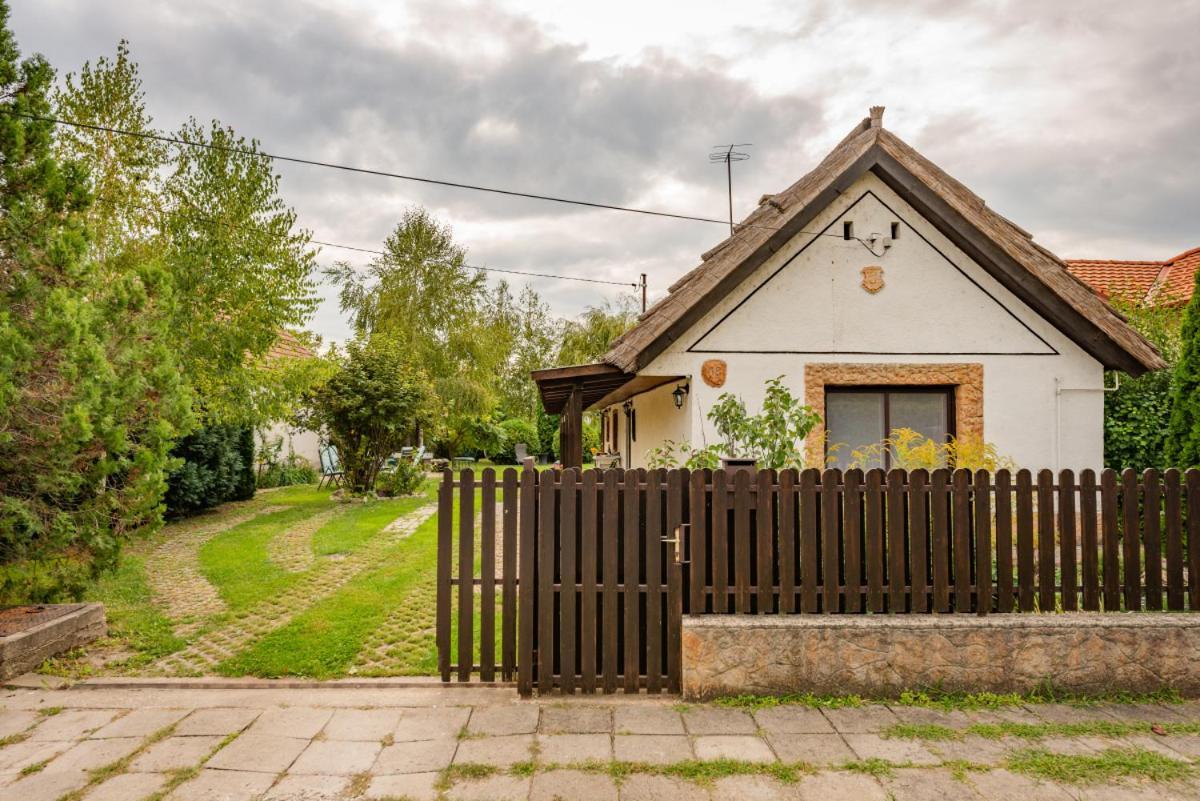 Lovely Cottage Home Velence Esterno foto